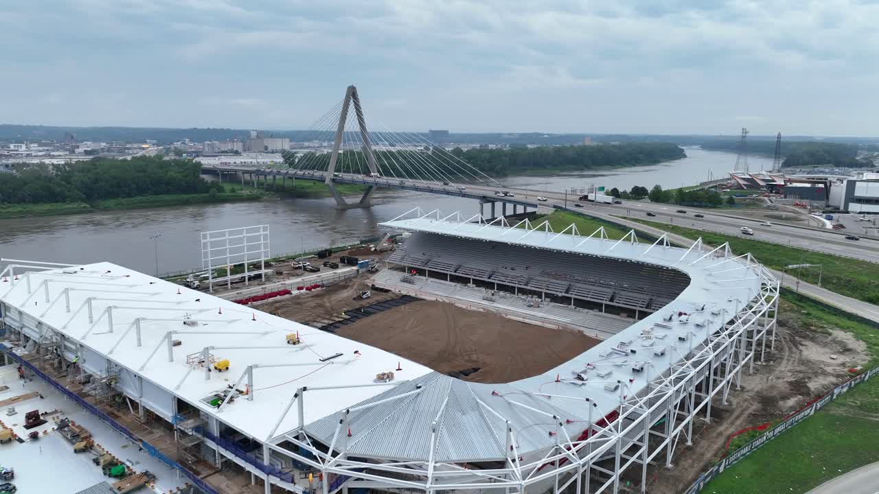 el estadio actual de kc en construcción en el parque berkley riverfront en la ciudad de kansas