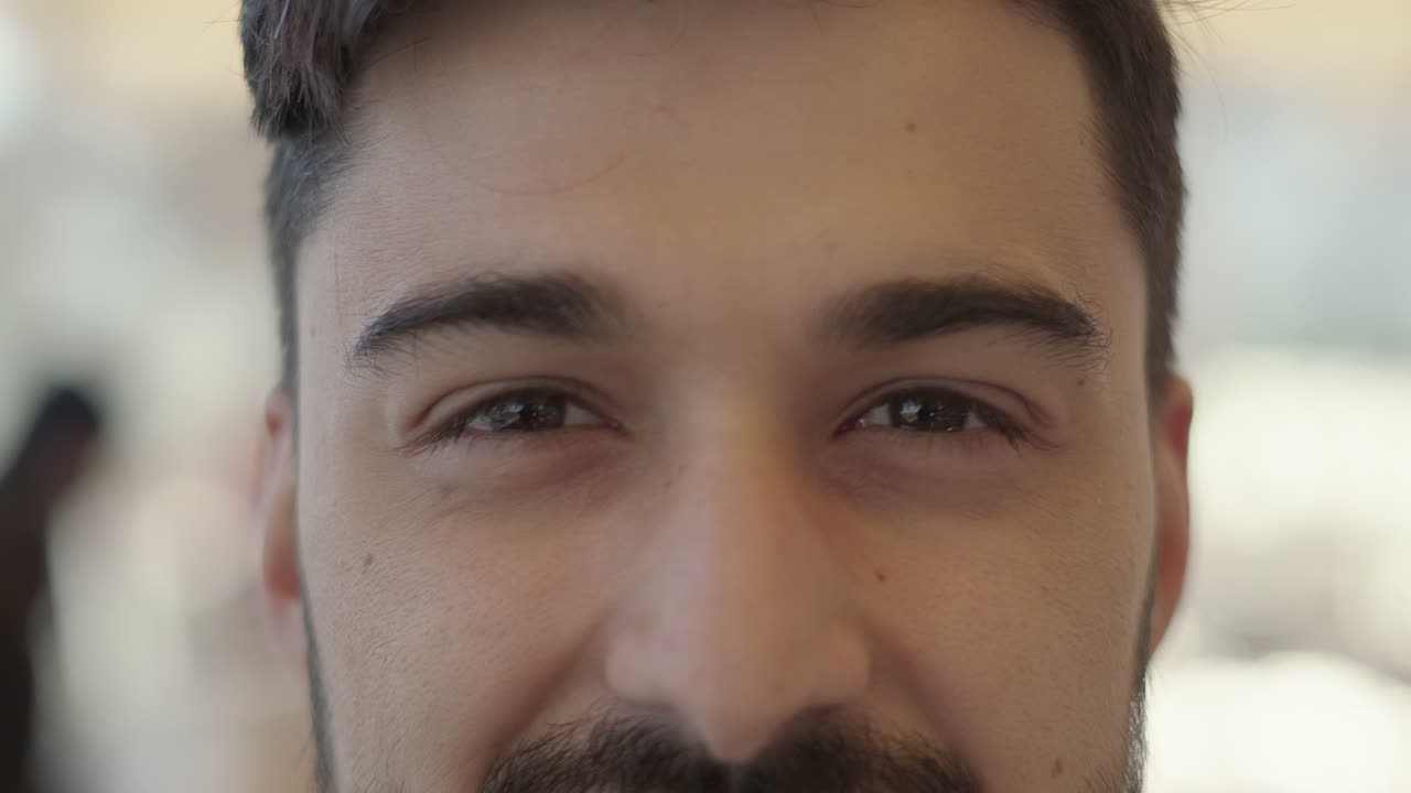 hermosos ojos masculinos mirando a la cámara