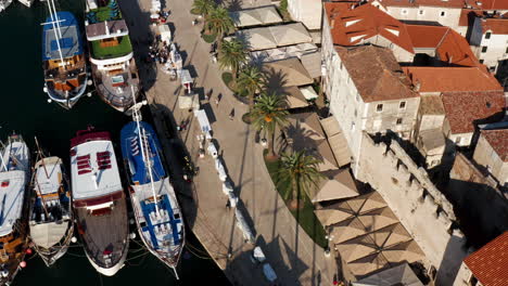 Barcos-Atracados-En-El-Puerto-Deportivo-De-La-Ciudad-Histórica-De-Trogir-En-La-Costa-Adriática-En-El-Condado-De-Split-dalmatia,-Croacia