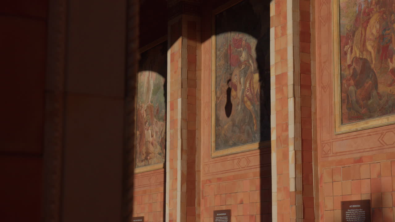 독일 바덴-바덴에 있는 트링칼레의 벽을 장식하는 벽화 - 공개