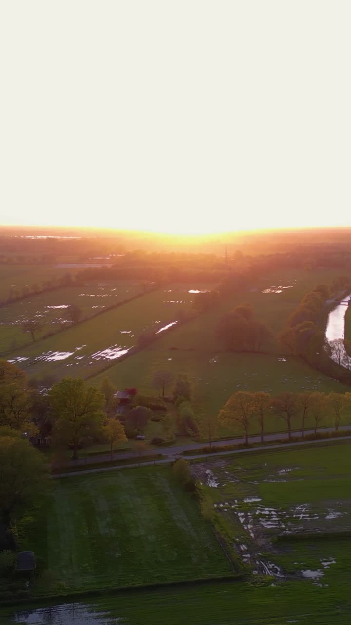 네덜란드 농경지 위의 해가 지는 것