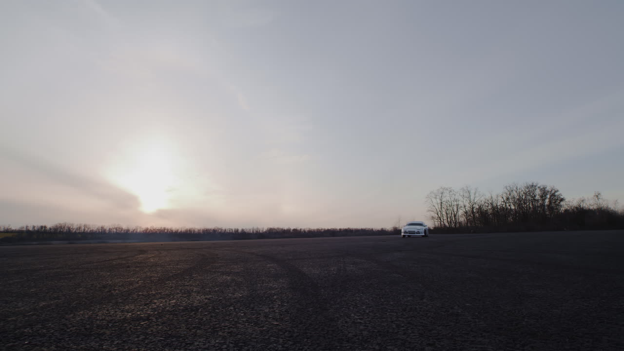 해가 지는 동안 떠다니는  차