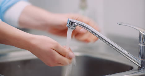 Female-Doctor-Desinfecting-Hands-At-Sink