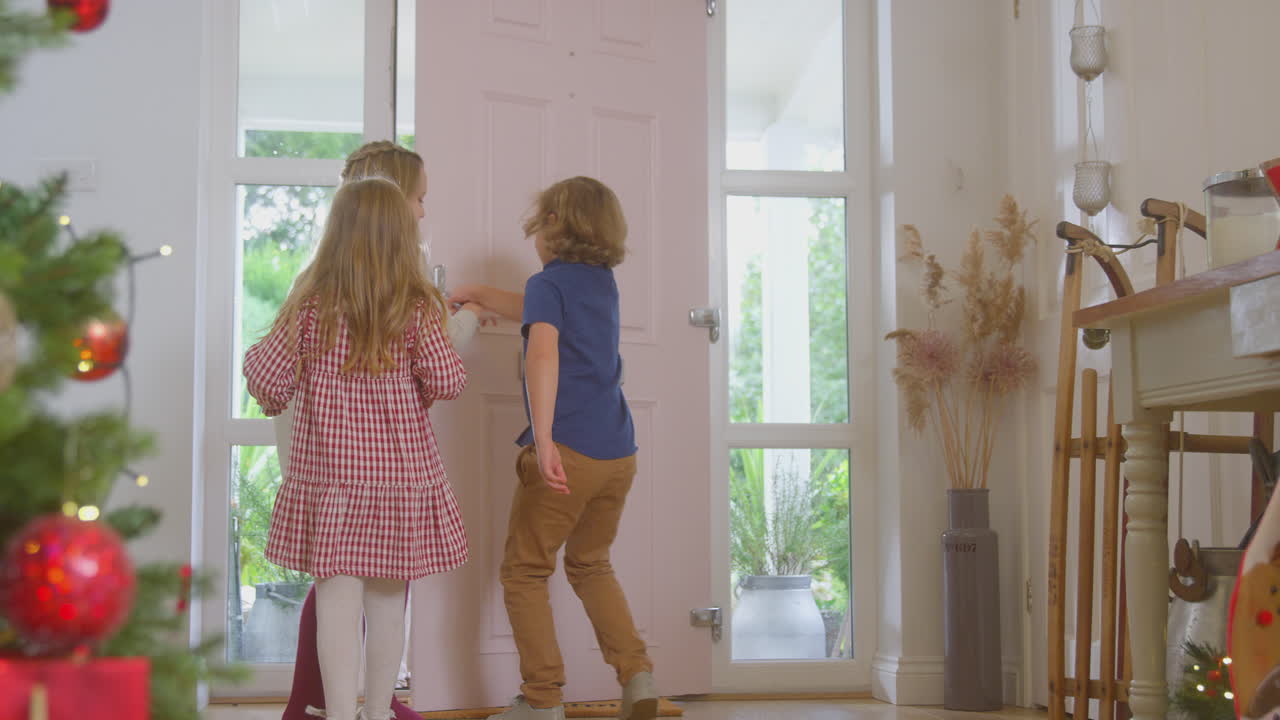 손자 들 이 할아버지 와 할머니 들 을 환영 하며, 그 들 은 가족 들 과 함께 크리스마스 를 축하 하기 위해 선물 을 가지고 도착 한다
