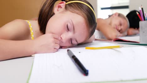 Schulkinder-Schlafen-Auf-Dem-Schreibtisch-Im-Klassenzimmer