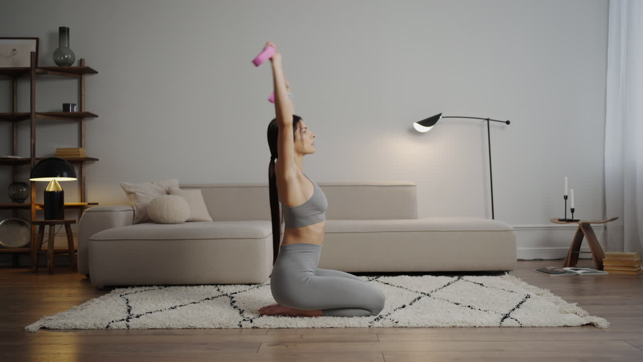 mujer haciendo bandas de resistencia se estira en casa