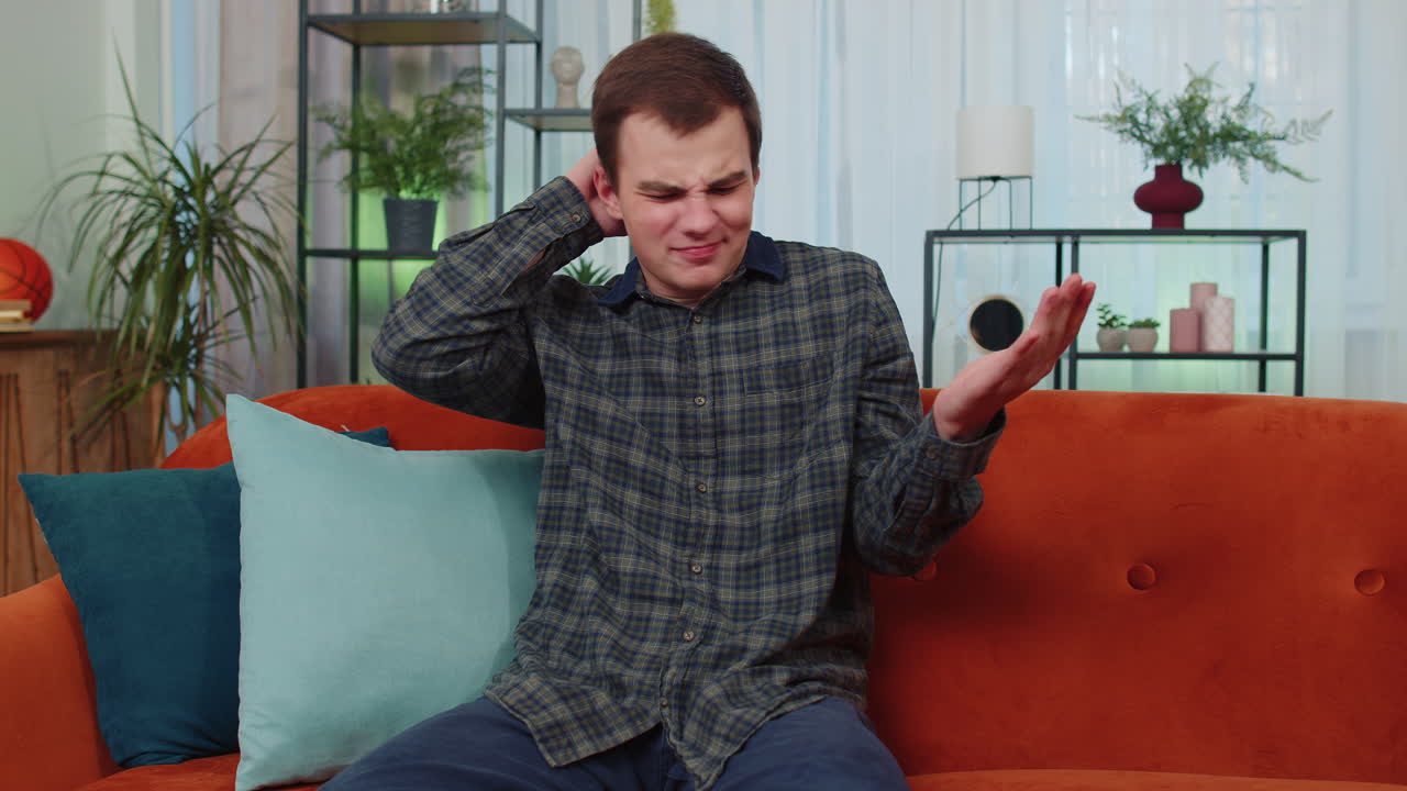 joven preguntando por qué, qué razón del fracaso, demostrando incredulidad irritación por los problemas