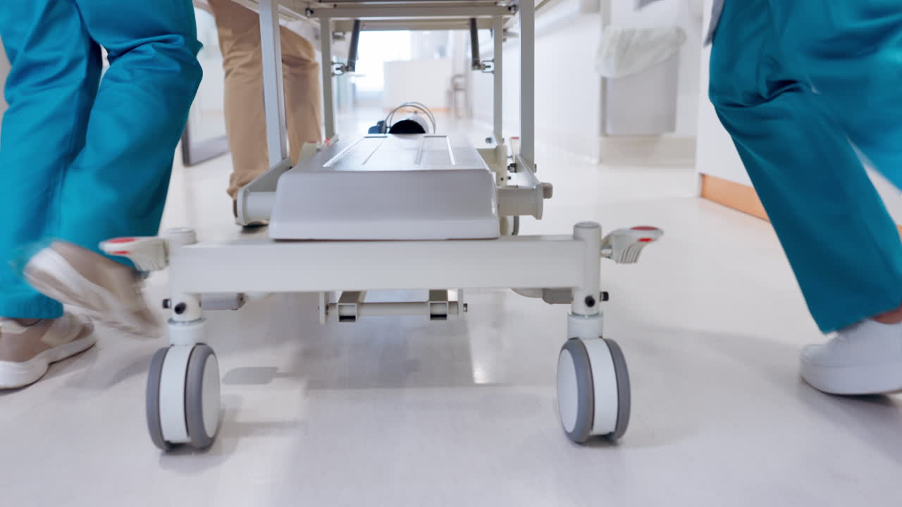Grupo, médico y personas corriendo con una cama