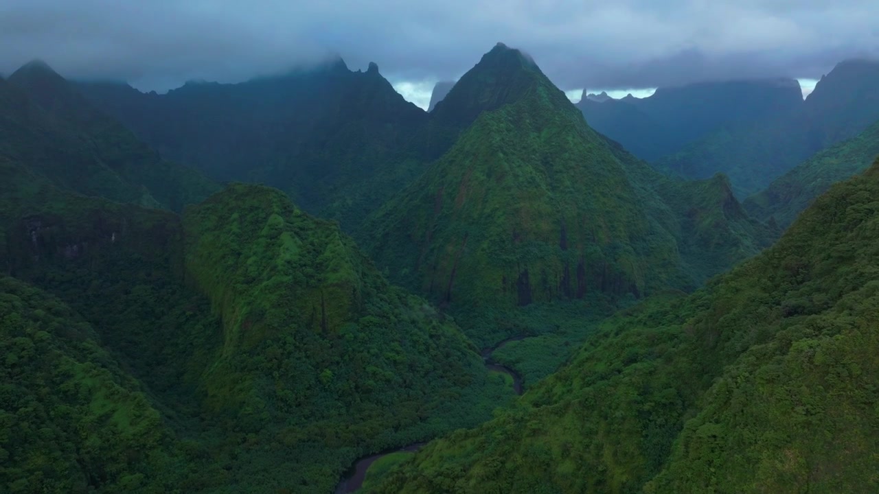 Molnig morgon med resliga, taggiga bergstoppar, Tautirafloden i Vallee, Tahiti, Franska Polynesien, flygdrönarvy över Valley Bay Teahupoo Mont Rauiri Aorai Taiarapu Taravao med vänster glidande panorering och parallaxrörelse