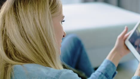 Mature-couple-using-technology-at-home