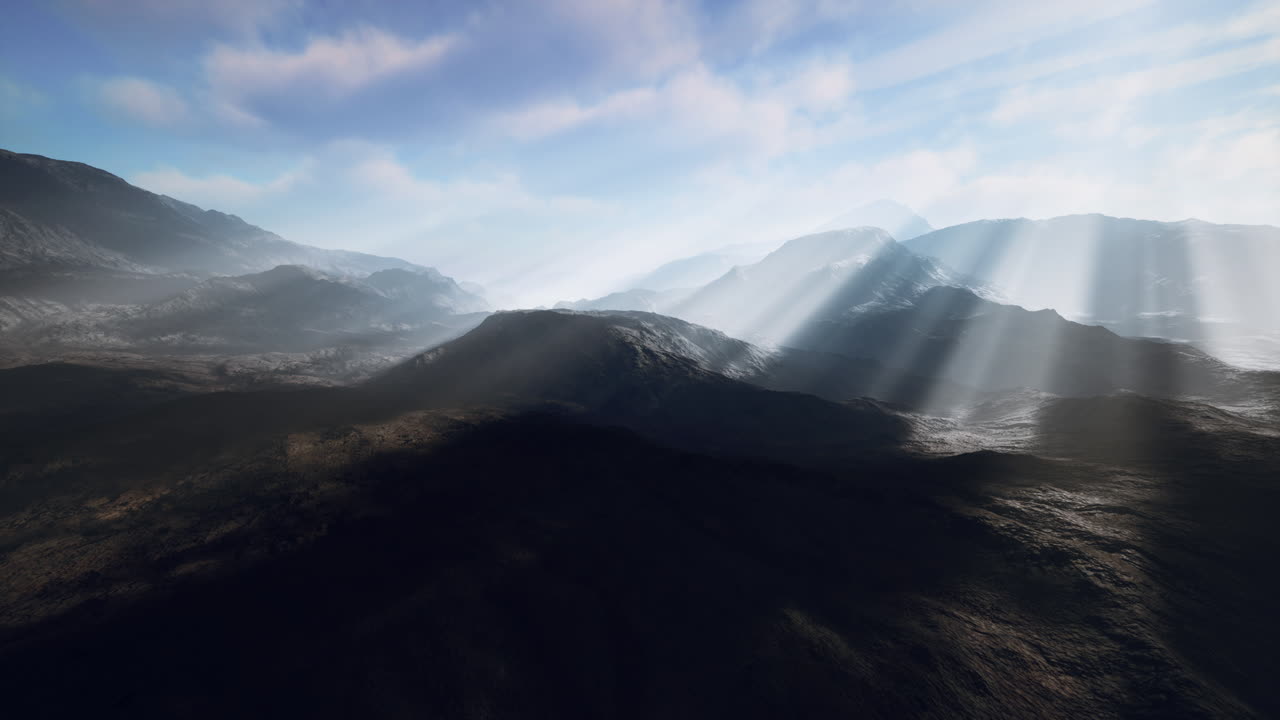 Chaînes alpines voilées dans le brouillard matinal