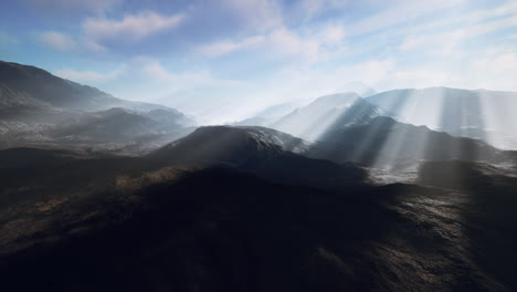 Cadenas-Alpinas-Envueltas-En-La-Niebla-De-La-Mañana