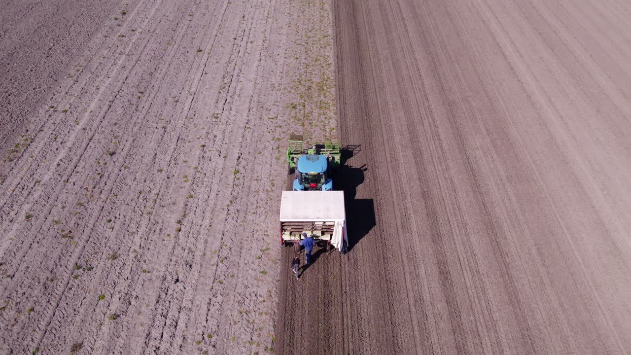 Vista aerea di Obdam con trattore, semina, prato, che mostra un dolce paesaggio rurale nei Paesi Bassi
