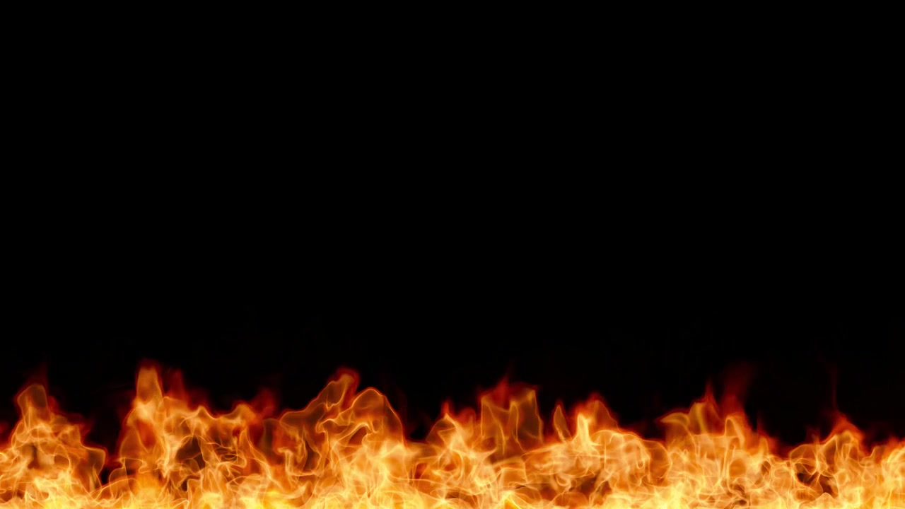 Orange flammer brændende i slowmotion på en sort baggrund, uendelig loopende brandeffekt
