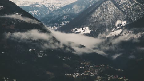 Niedrige-Nebelwolke-über-Verschneitem-Bergdorf-Im-Zeitraffer