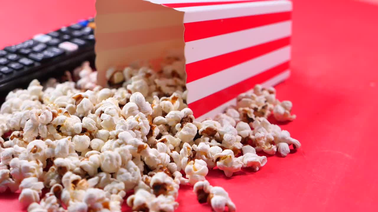 팝콘과 tv 리모컨