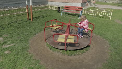 Lustiges-Süßes-Mädchen-Spielt.-Fröhliches-Weibliches-Kind,-Das-Spaß-Auf-Dem-Spielplatz-Hat