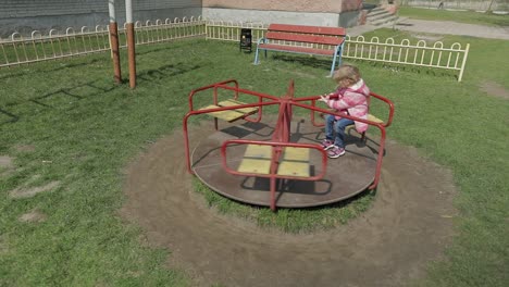 una chica linda y divertida está jugando. una niña alegre divirtiéndose en el patio de recreo