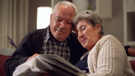momentos emocionales de una pareja de ancianos.