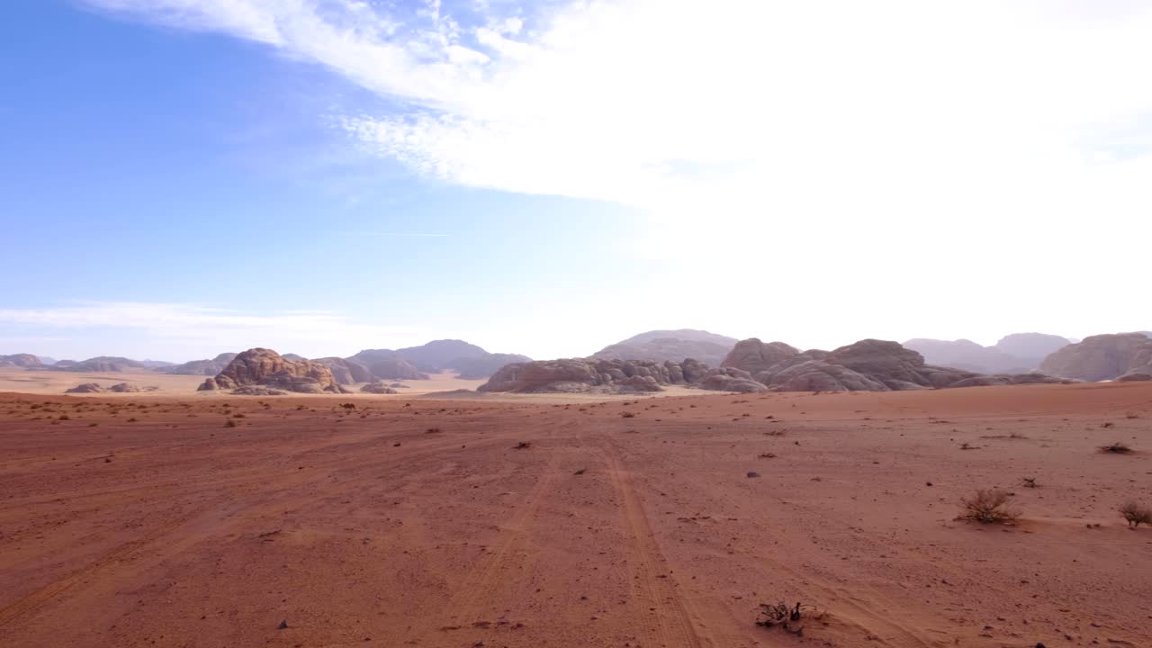 Popolare destinazione turistica del deserto del Wadi Rum con un vasto paesaggio montuoso e sabbioso rosso in Giordania, Medio Oriente.