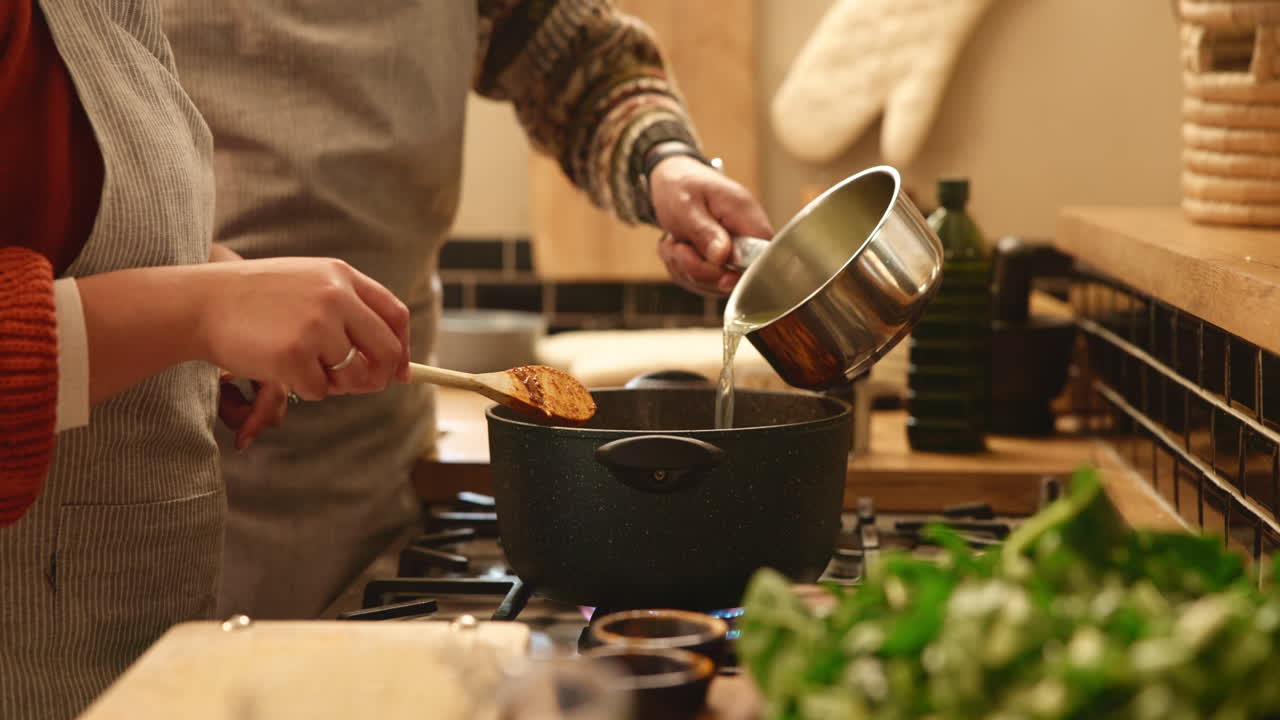 mujer cocinando en la cocina