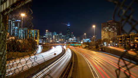 Zeitraffer-Mit-Fünf-Sekunden-Langzeitbelichtung,-Der-Den-Verkehr-Durch-Ein-Loch-In-Einem-Zaun-über-Dem-Kennedy-Expressway-In-Chicago-Freigibt