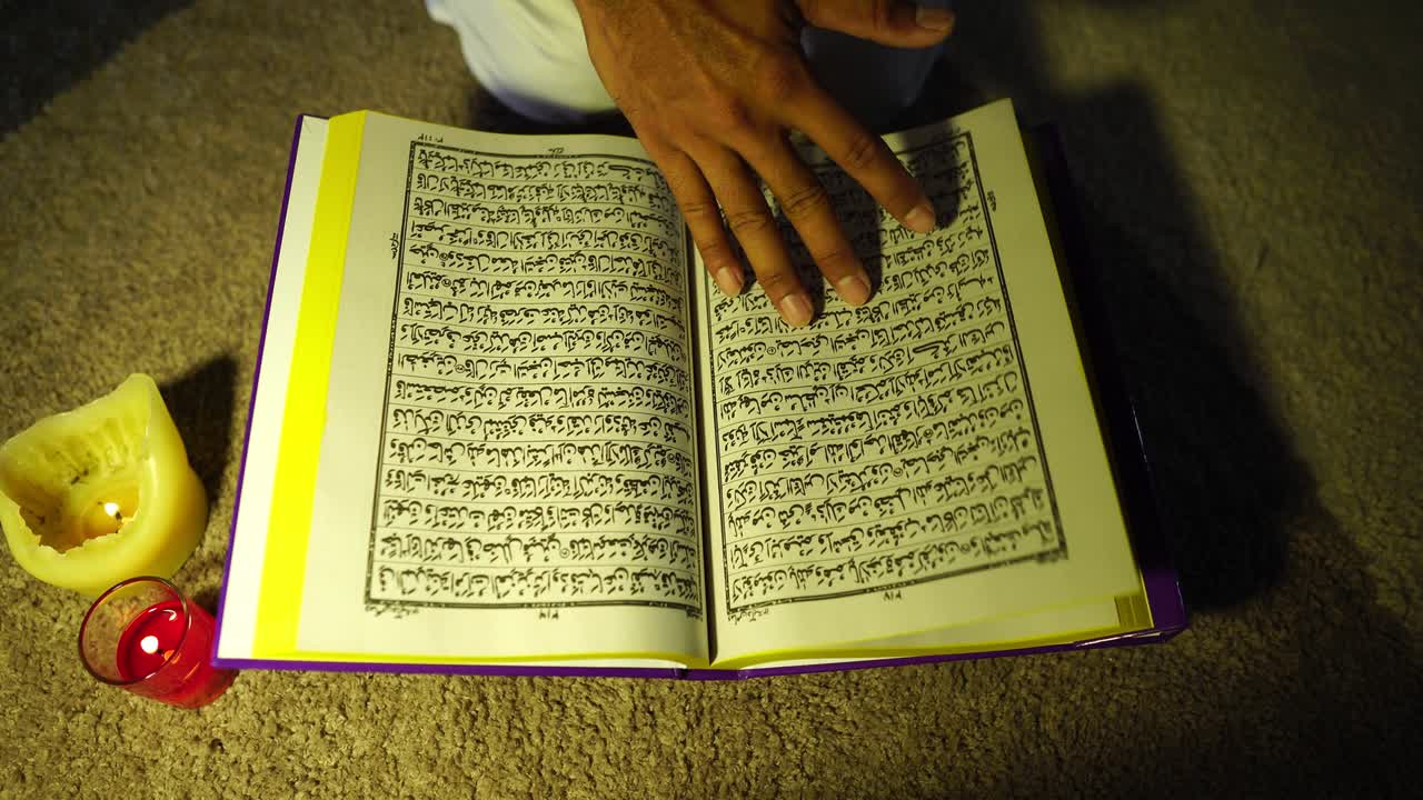 imágenes 4k: hombre musulmán orando en la mezquita