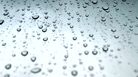 gouttes d'eau sur le verre de la fenêtre, jour de pluie, lumière naturelle