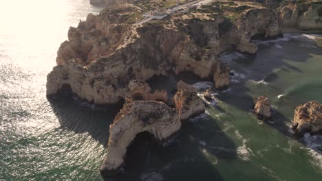 Toma-Aérea-De-Acantilados-Costeros-Y-Rocas-En-Ponta-Da-Piedade-En-Portugal