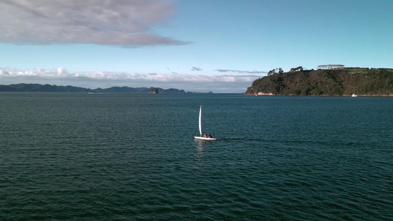 yate de vela en la puesta de sol de la bahía de mercurio en coromandel, nueva zelanda