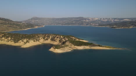 Vista-De-Drones-Del-Lago-Y-Las-Tierras-De-Cultivo-Entre-El-Bosque