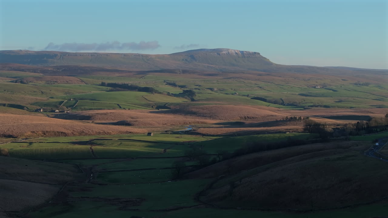 Inquadratura panoramica con drone del paesaggio delle Yorkshire Dales e Pen-y-ghent