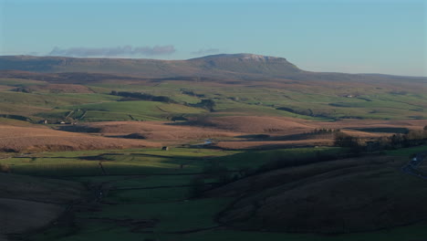 estableciendo una toma de avión no tripulado del paisaje de yorkshire dales y pen-y-ghent
