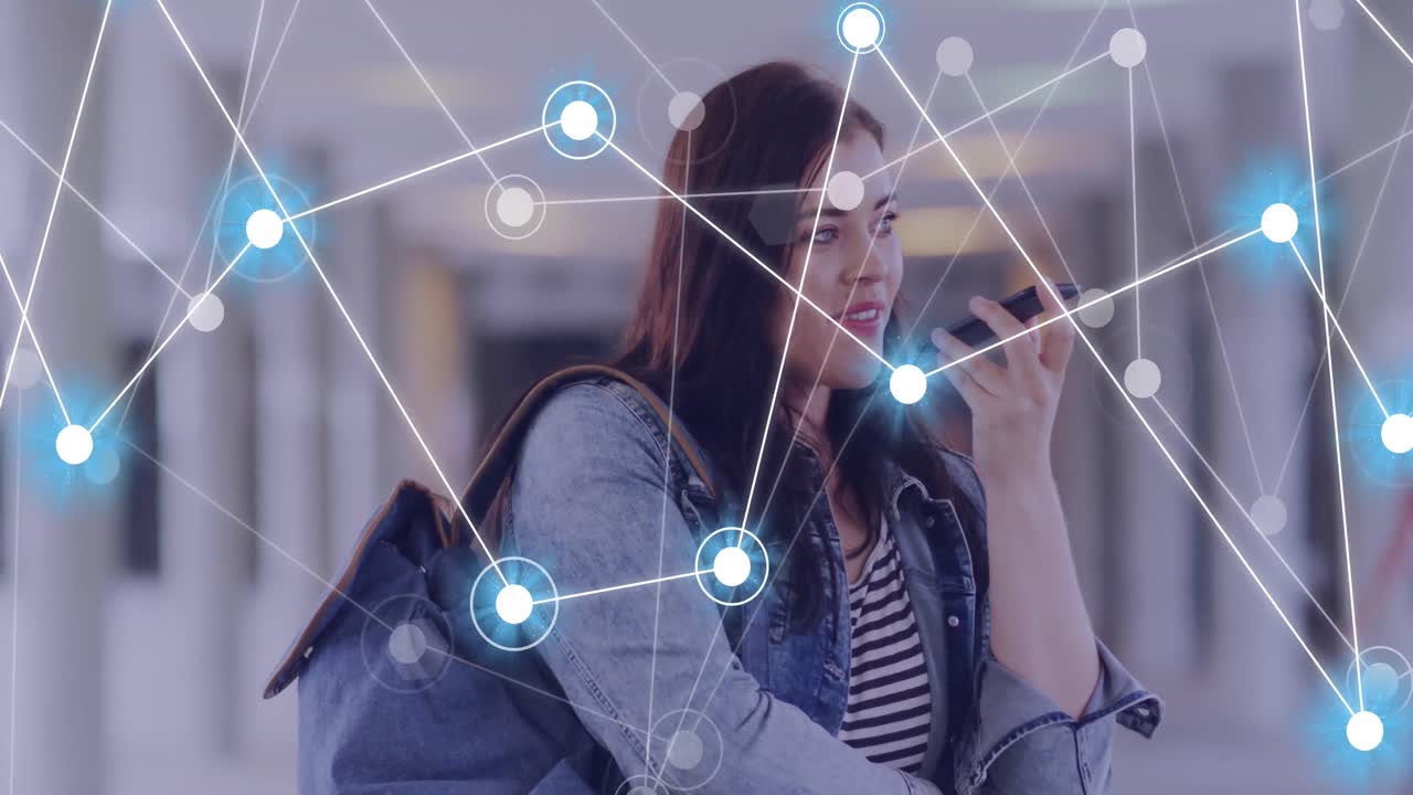 animación de una red de conexiones a través de una mujer caucásica usando un teléfono inteligente