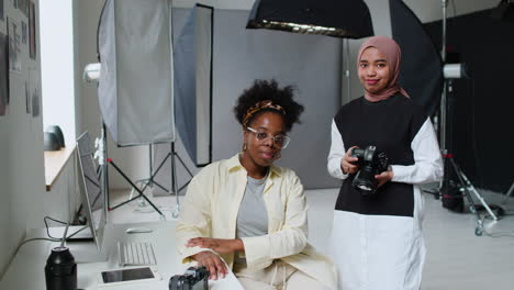 Photographers-working-in-studio