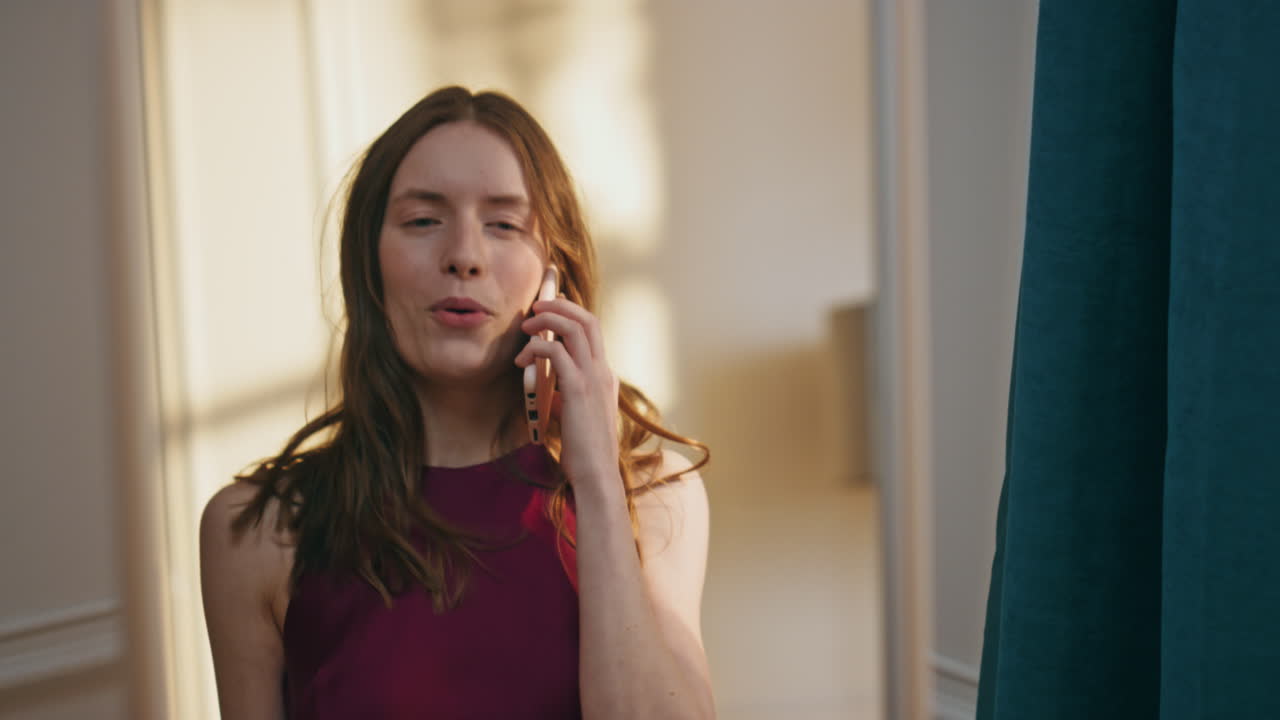 화려한 여자 전화가 거울에 반사되는 클로즈업.