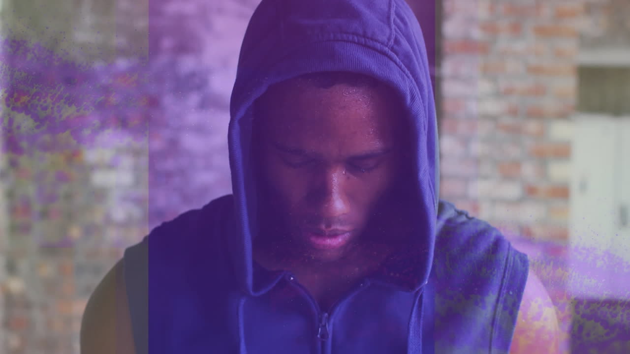 animación de formas que se mueven sobre un deportista afroamericano en el gimnasio