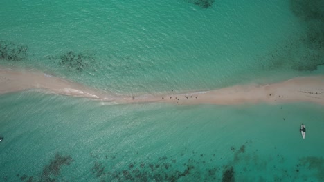 Un-Fino-Banco-De-Arena-En-Aguas-Turquesas-Con-Gente-Caminando-Y-Un-Kayak-Cerca,-Vista-Aérea,-Timelapse