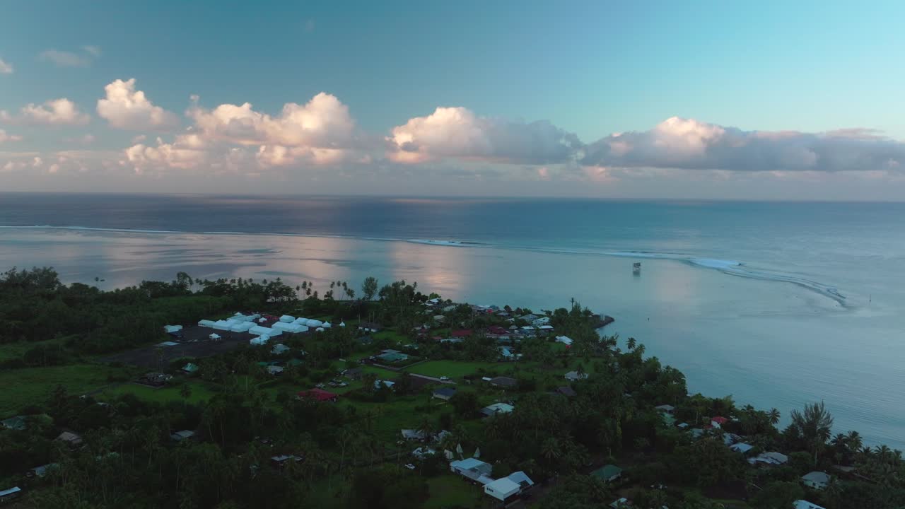 teahupoo tahiti amanecer vista aérea de drones costa de la polinesia francesa nubes amarillas hora de oro puesta de sol wsl surfing lugar olímpico de verano nuevo juez torre canal de olas de surf ciudad de arrecife movimiento hacia arriba