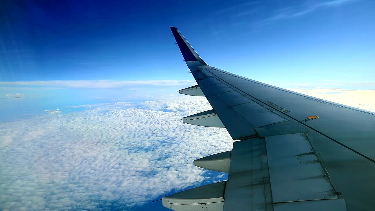 vista del cielo azul nublado de la mañana desde las ventanas de los aviones comerciales