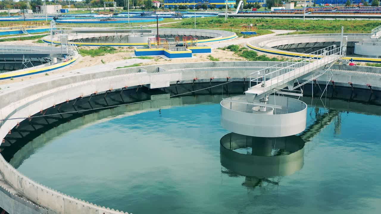 여러 개의 둥근 퇴적 크의 공중 사진