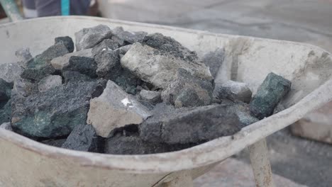 primer plano de una carretilla llena de rocas y grava