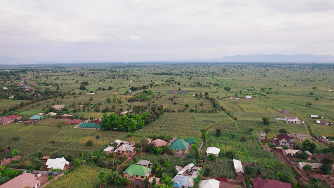 paisaje de las granjas y la carretera en la ciudad de moshi en tanzania