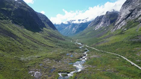 parque nacional de reinheimen en noruega - camino panorámico a trollstigen - vista desde el aire