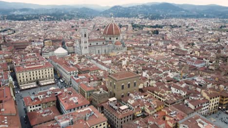 vista de la catedral de florencia con edificios