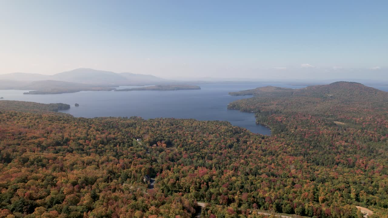 imágenes aéreas del lago moosehead en el otoño