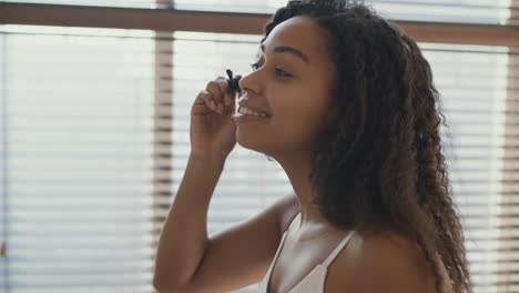 mujer aplicando máscara