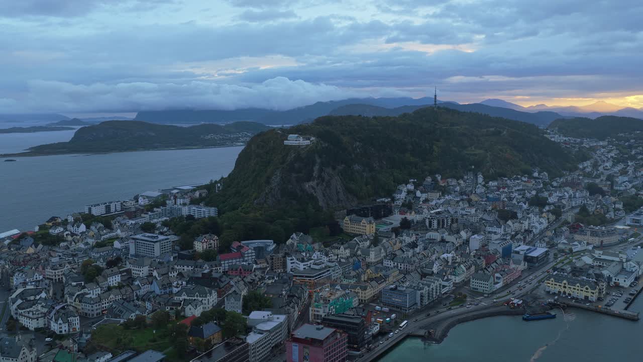 Veduta aerea della città costiera di Alesund circondata dal mare e dalle montagne, Norvegia.