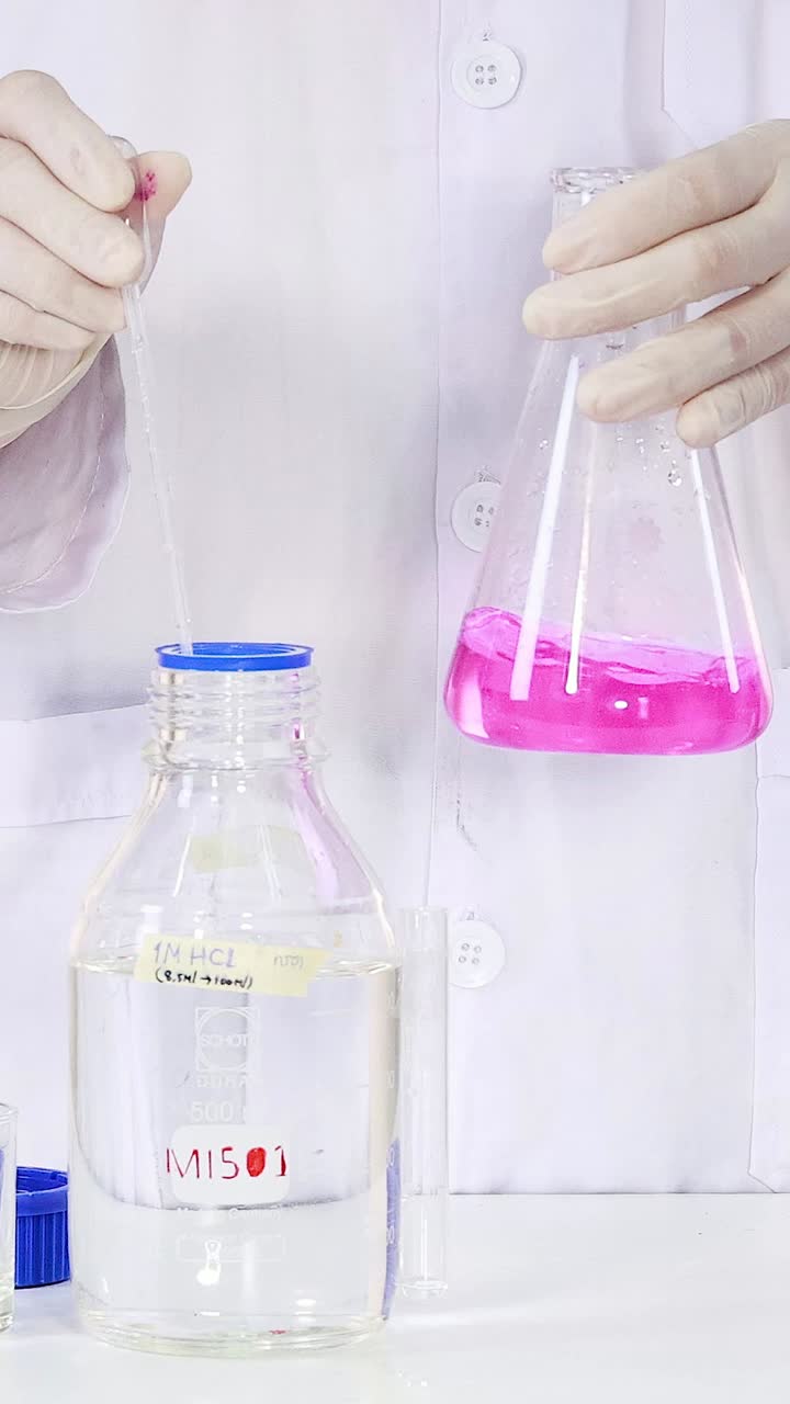 observar el cambio de color en una reacción química