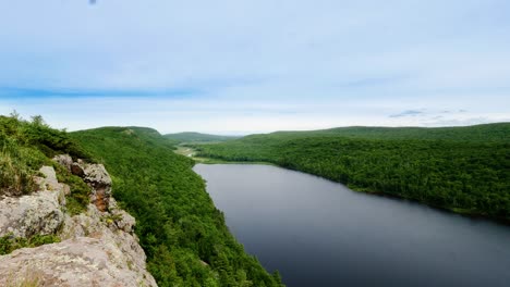 Lago-En-Las-Nubes-Vistas-A-La-Montaña-Desde-El-Parque-Estatal-De-Las-Montañas-Puercoespines-Michigan